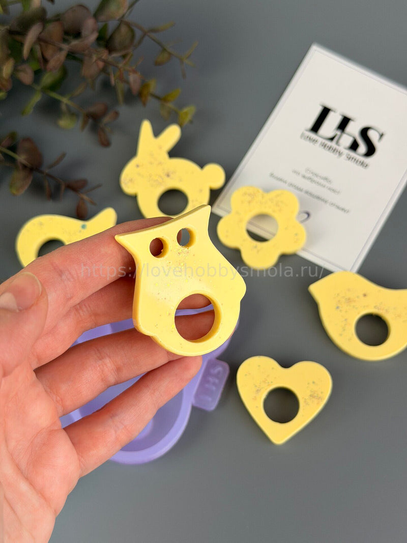 B107 Brooches for hanging glasses – image 2